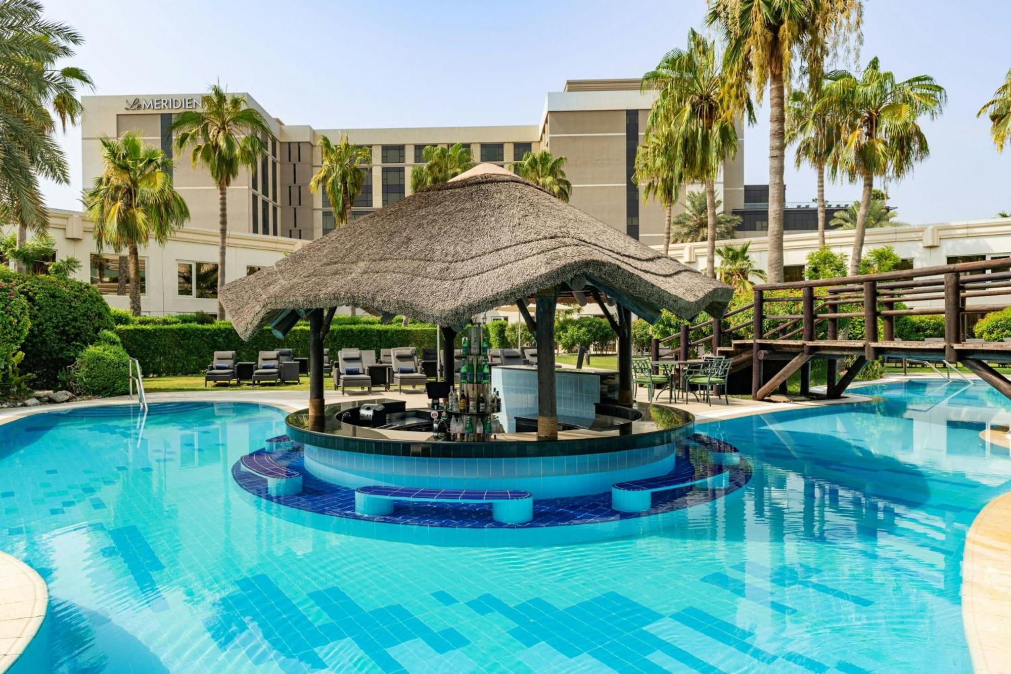 Le Meridien Dubai Hotel & Conference Centre Buitenkant foto The swimming pool at the hotel