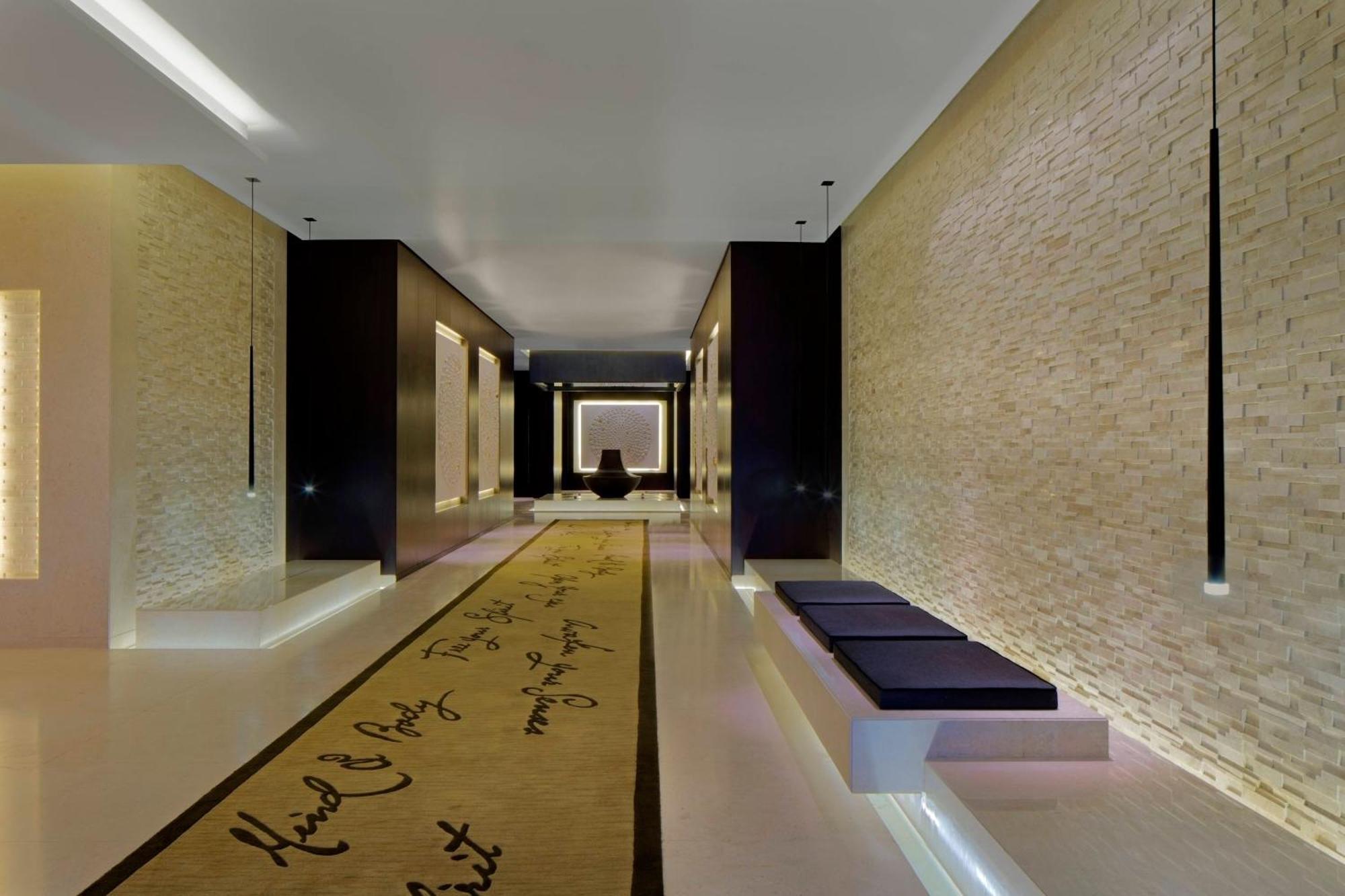 Le Meridien Dubai Hotel & Conference Centre Buitenkant foto The interior of the hotel